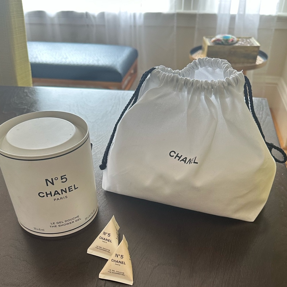 CHANEL No. 5 paint can/2 shower gel sachets and white cotton cosmetic/dust bag